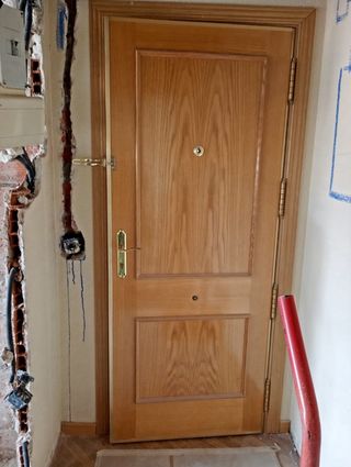 Puerta de madera maciza