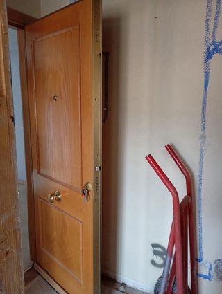 Puerta de madera maciza