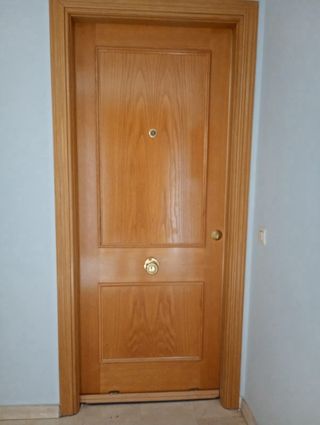 Puerta de madera maciza