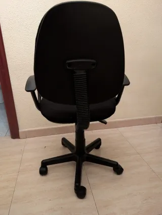 Silla de oficina negra