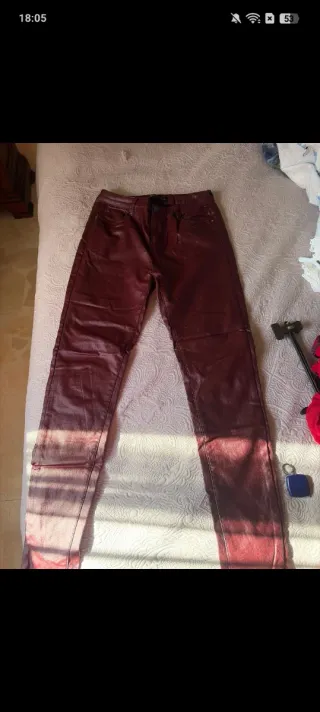 Pantalón de cuero burdeos sin estrenar