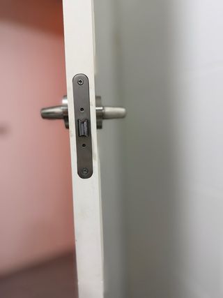 Puerta interior blanca con 4 cristales