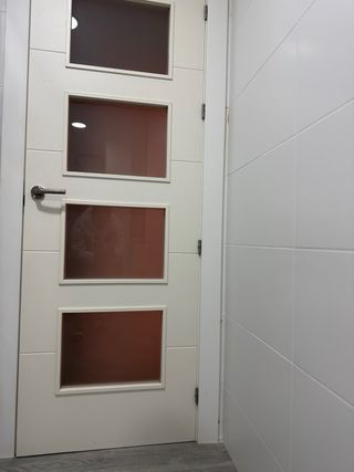 Puerta interior blanca con 4 cristales
