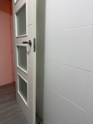 Puerta interior blanca con 4 cristales