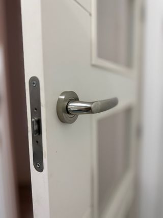 Puerta interior blanca con 4 cristales