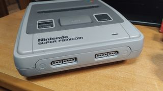 Super Famicom con 2 mandos y juego