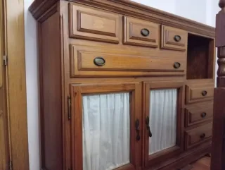 Mueble de madera con cajones y puertas