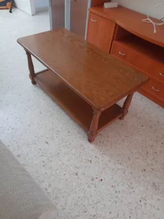 Mesa de centro de madera con estante