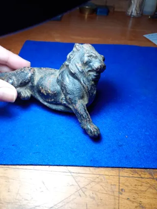 León de hierro fundido antiguo