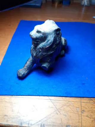 León de hierro fundido antiguo