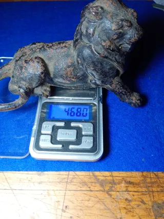 León de hierro fundido antiguo