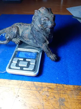 León de hierro fundido antiguo