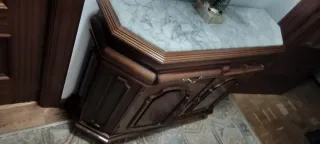 Mueble de madera con tapa de mármol