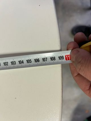 Mesa redonda blanca y plateada