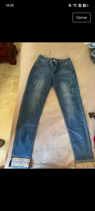 Pantalón vaquero con bordado