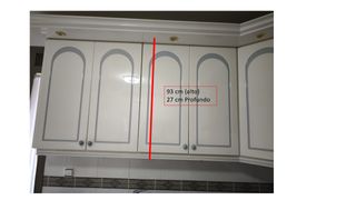 Cocina completa blanca con encimera de granito