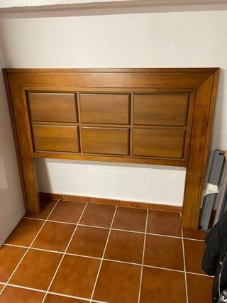 Cabecero y espejo de madera marrón