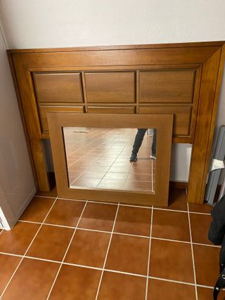 Cabecero y espejo de madera marrón