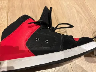 Zapatillas DC Shoes Botas Negras Rojas