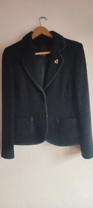 Chaqueta negra con broche