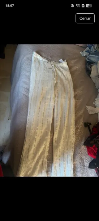 Pantalón brillo dorado y blanco con etiqueta