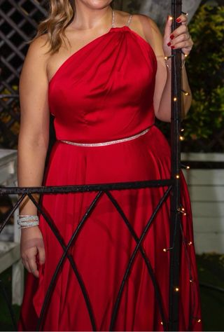 Abito monospalla rosso con strass