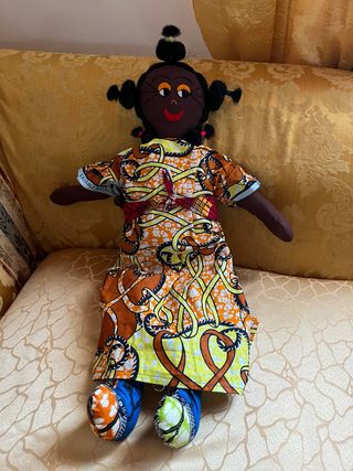 Bambola africana di pezza colorata