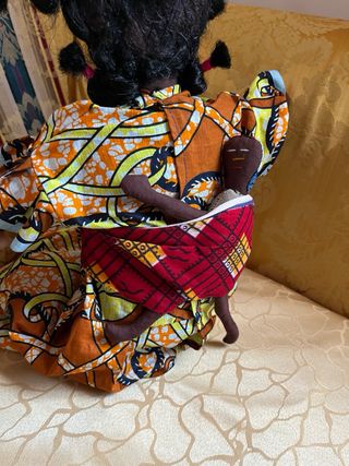 Bambola africana di pezza colorata