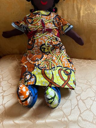 Bambola africana di pezza colorata