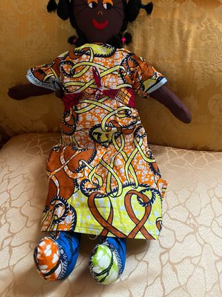 Bambola africana di pezza colorata