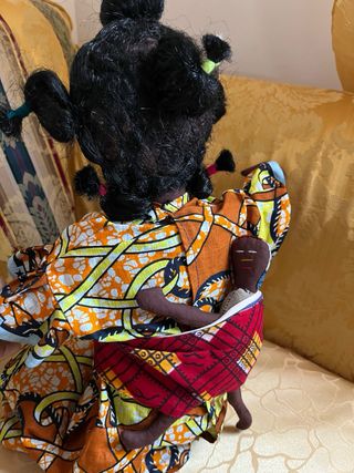Bambola africana di pezza colorata