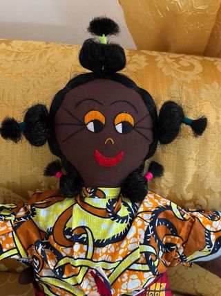 Bambola africana di pezza colorata