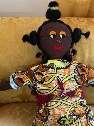 Bambola africana di pezza colorata