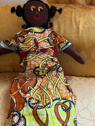 Bambola africana di pezza colorata
