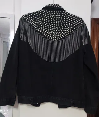 Cazadora tachuelas y flecos metálicos