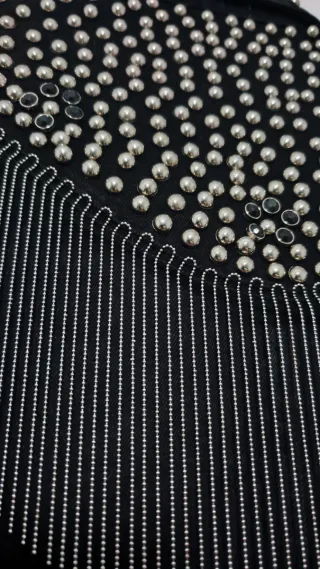 Cazadora tachuelas y flecos metálicos