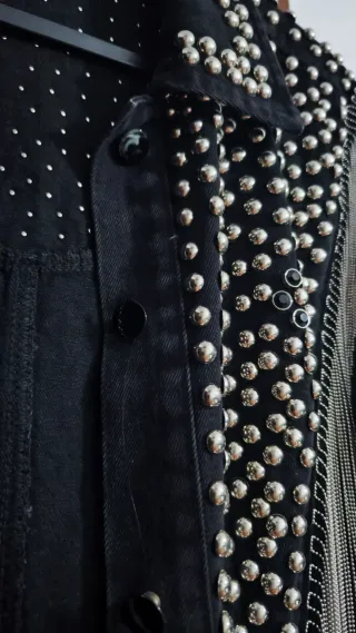 Cazadora tachuelas y flecos metálicos