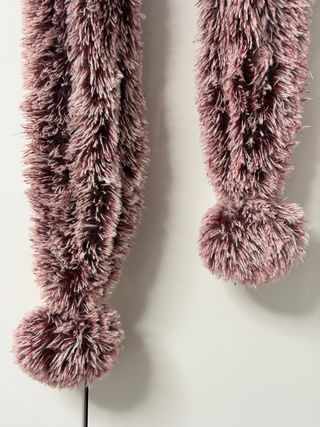 Bufanda Granate Peluda Pompones