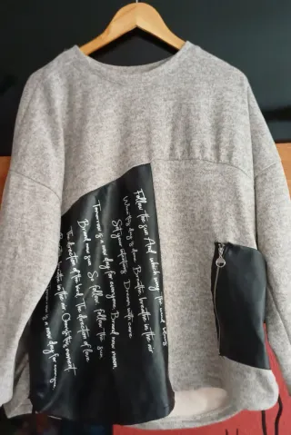 Jersey gris y negro con texto