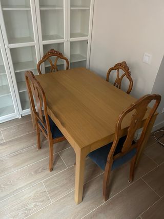 Mesa de comedor de madera