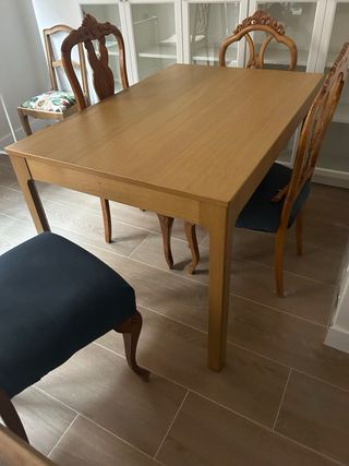 Mesa de comedor de madera