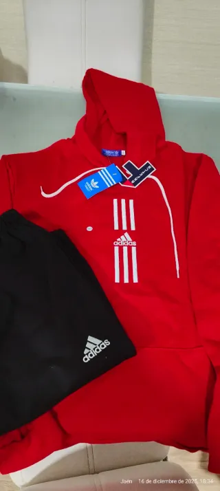 Chándal rojo y negro