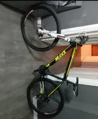 Bicicleta de Montaña Negra y Verde