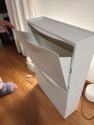 Zapatero metálico blanco