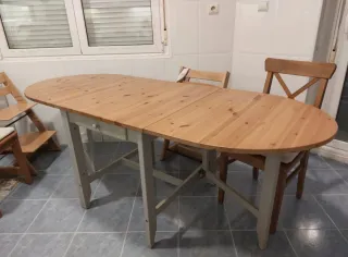Mesa extensible de madera y 4 sillas