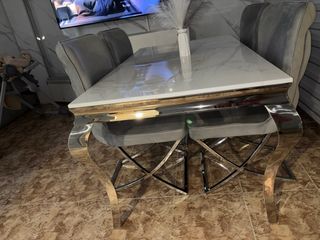 Mesa y 4 Sillas Comedor