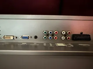 Televisión LG 38 Negra y Plateada