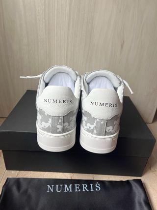 Zapatillas Numeris grises y blancas