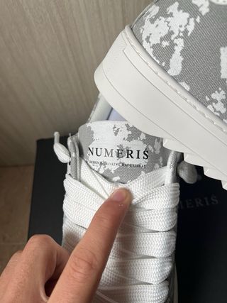 Zapatillas Numeris grises y blancas