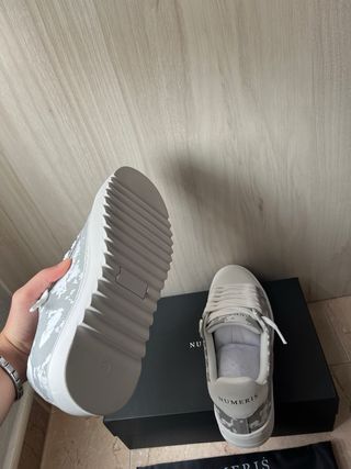 Zapatillas Numeris grises y blancas